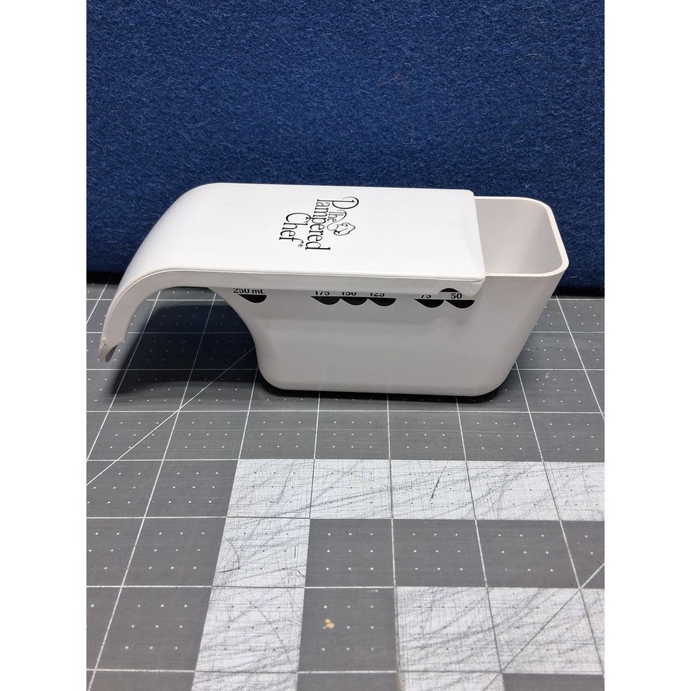 Pampered Chef Adjustable Measuring Cup White 1 Cup 250 ml Plastic Kitchen Tool